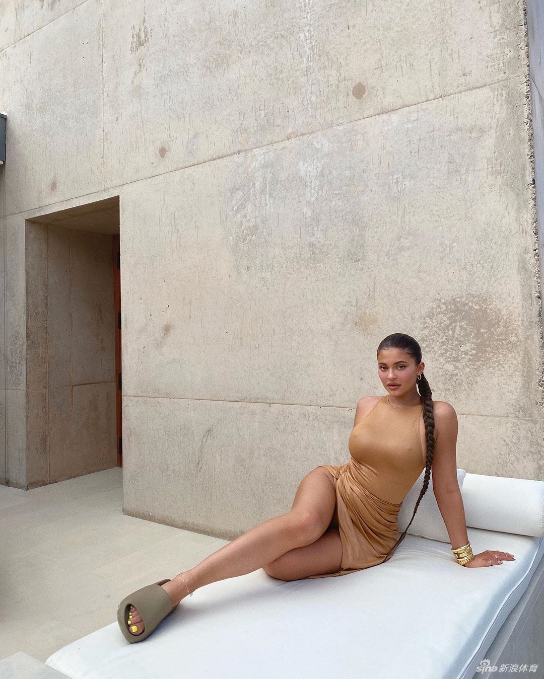 凯莉詹娜度假晒美图秀好身材 S型蛇腰太撩人