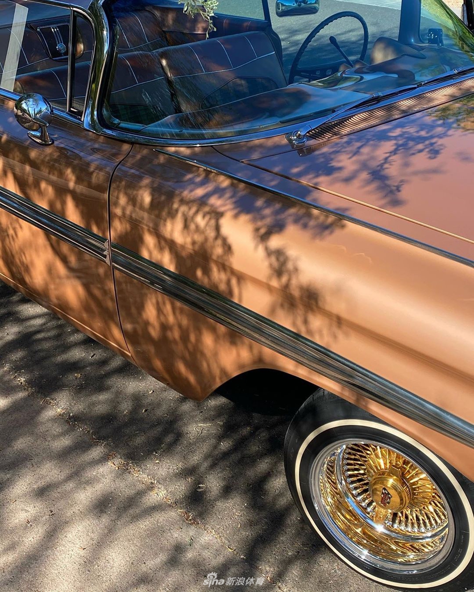 布克晒照秀豪车 曾开这辆车带詹娜兜风