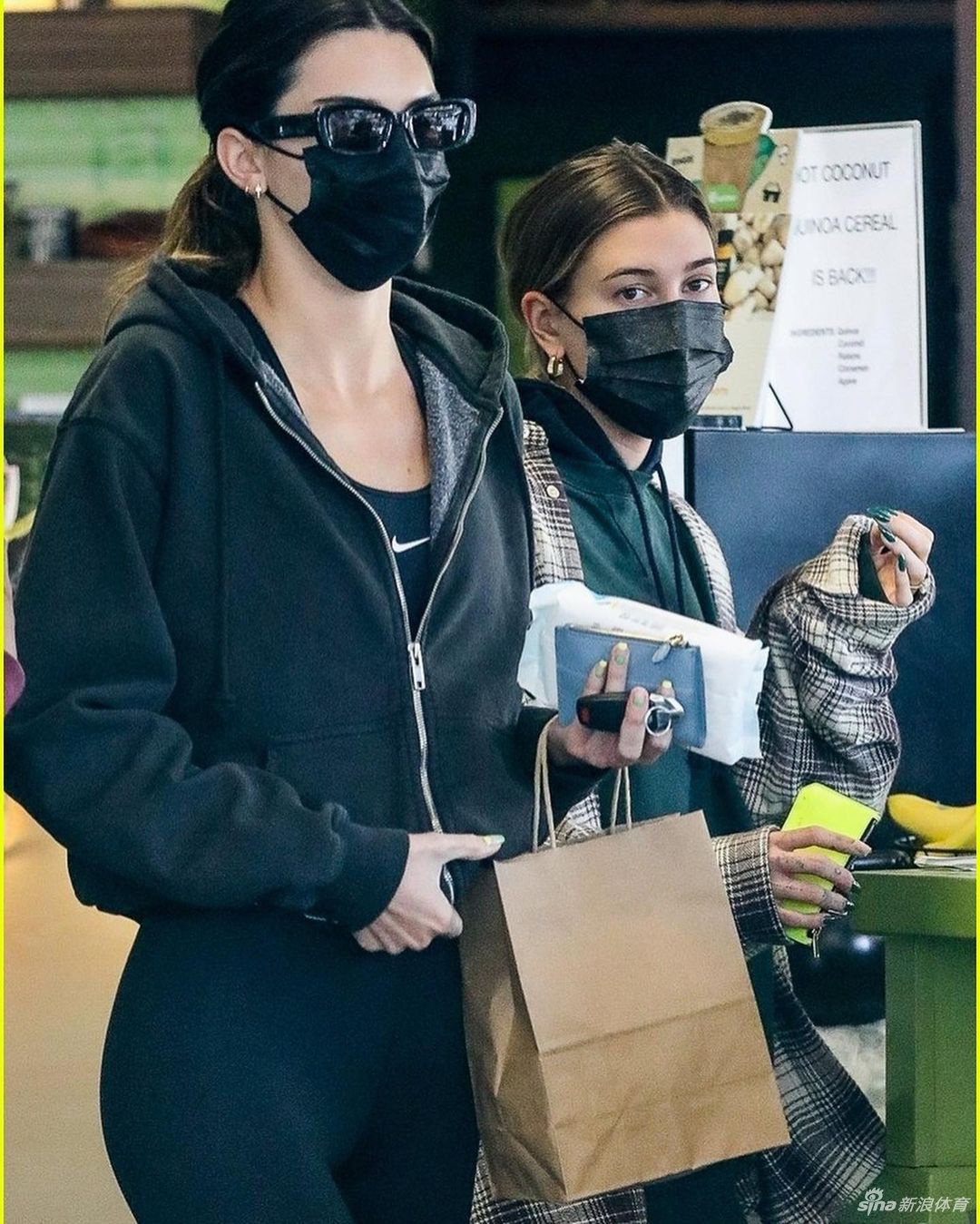 詹娜与好友海莉出街健身 优秀曲线+大长腿吸睛