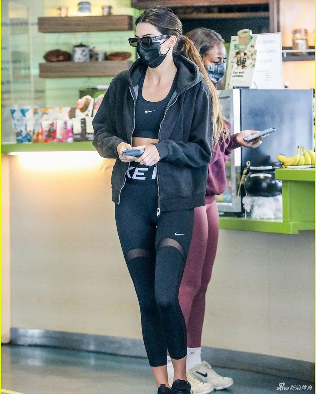 詹娜与好友海莉出街健身 优秀曲线+大长腿吸睛