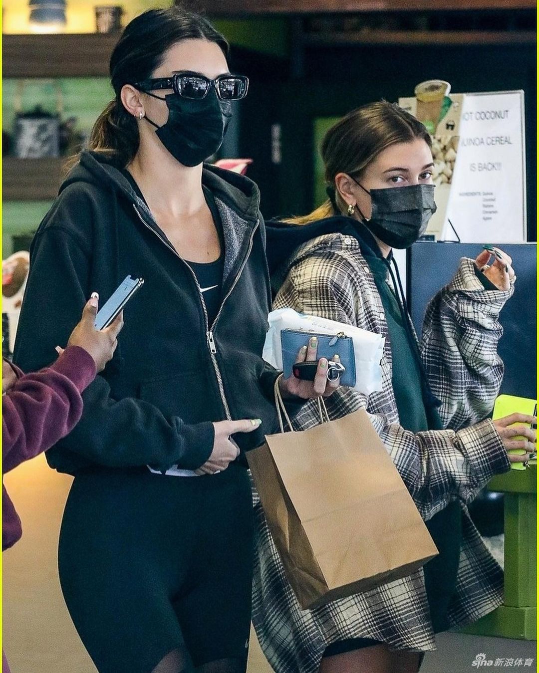 詹娜与好友海莉出街健身 优秀曲线+大长腿吸睛