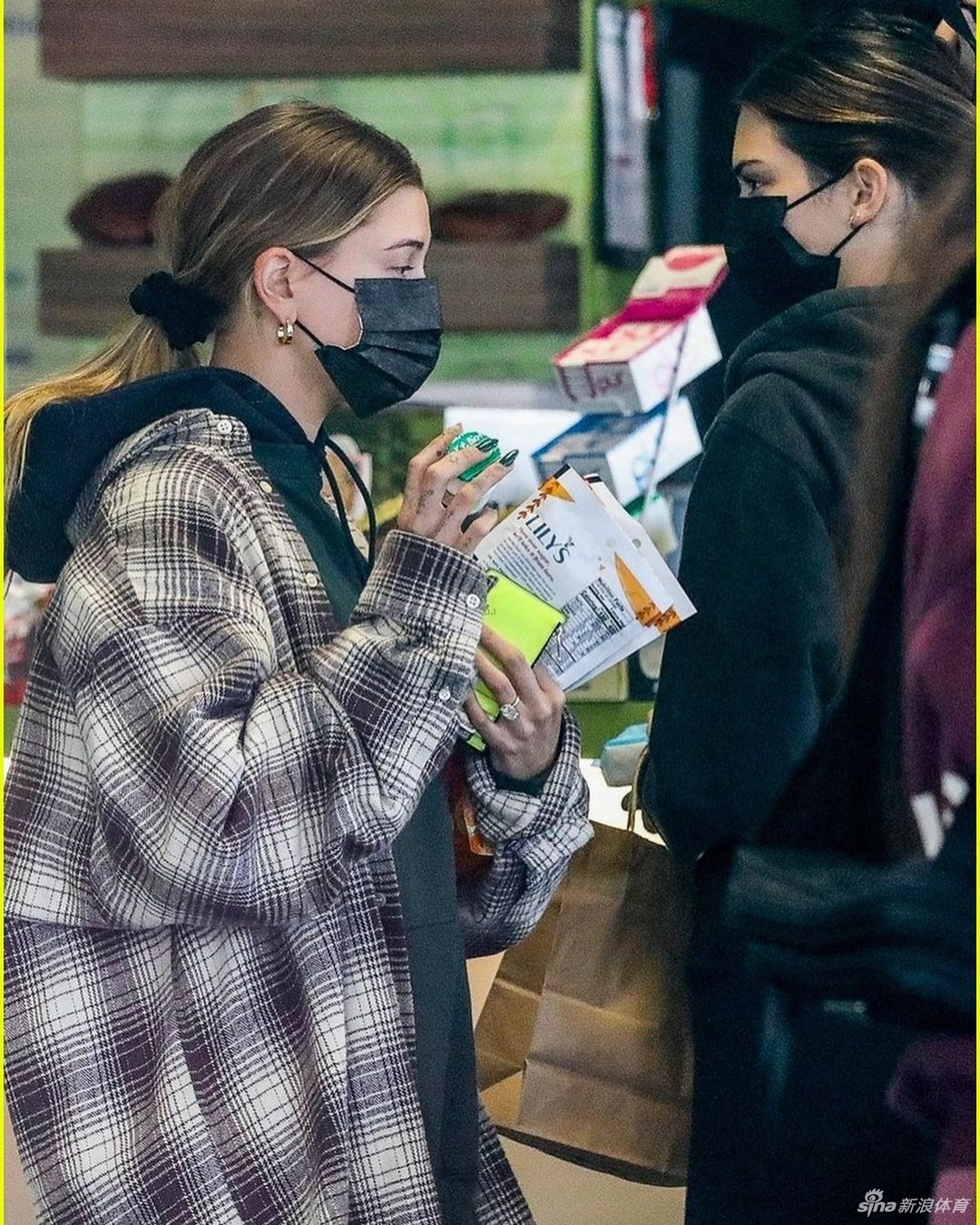 詹娜与好友海莉出街健身 优秀曲线+大长腿吸睛