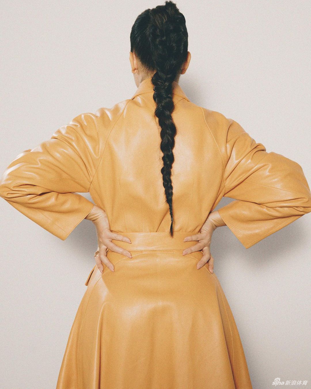 C罗女友拍写真：C罗不在时 我和孩子把爆米花当饭吃