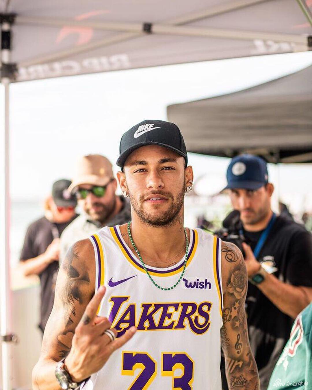 内马尔私人篮球场帅炸了乔丹科比詹姆斯巨星装饰