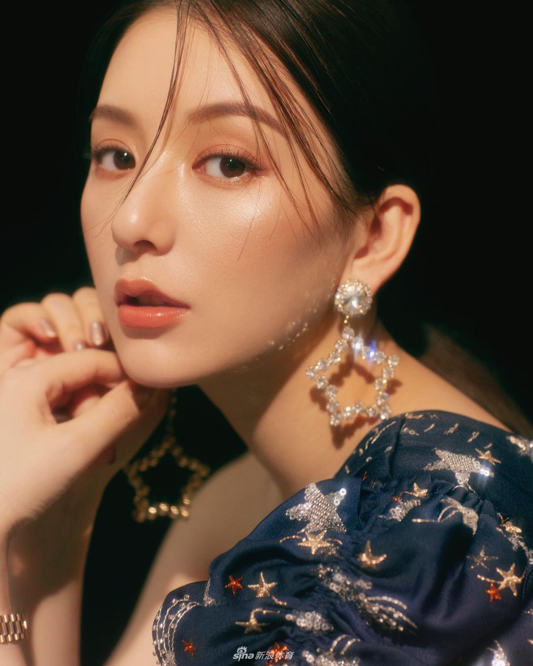 “天王嫂”方媛健身显吃力 穿紧身运动服秀好身材