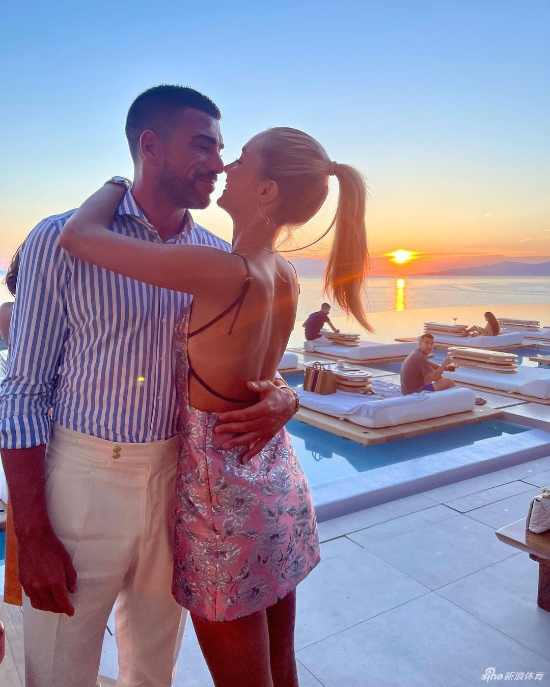 佩莱女友超模瓦尔加发自拍美照秀恩爱