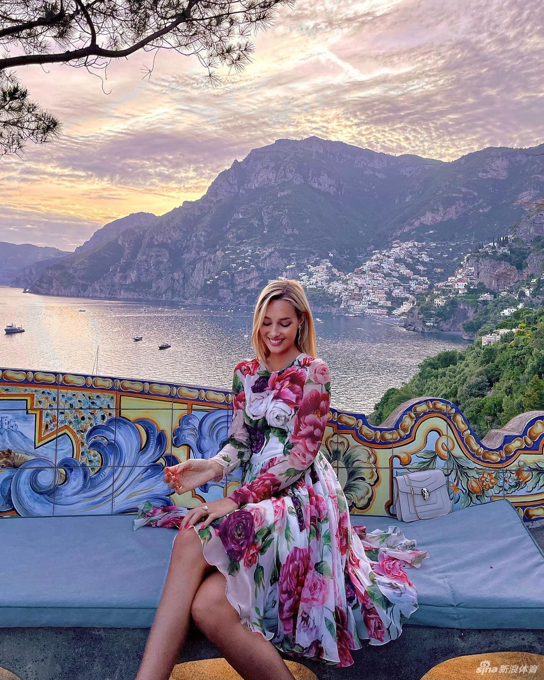 佩莱女友超模瓦尔加发自拍美照秀恩爱