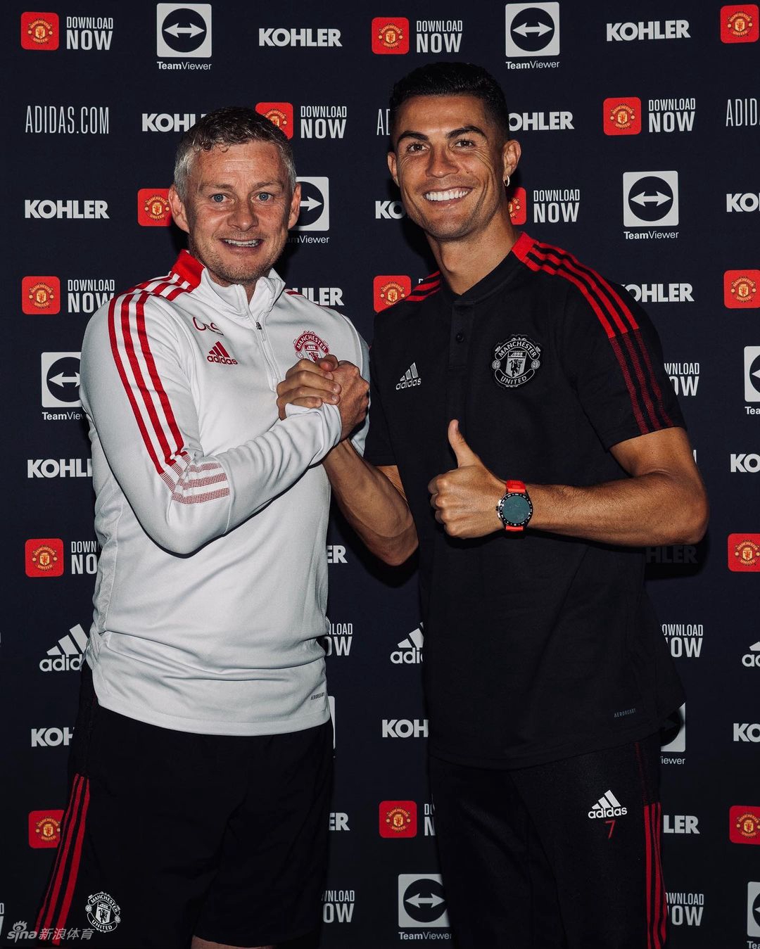 C罗正式与曼联签下合同 主场巨幅海报凸显地位