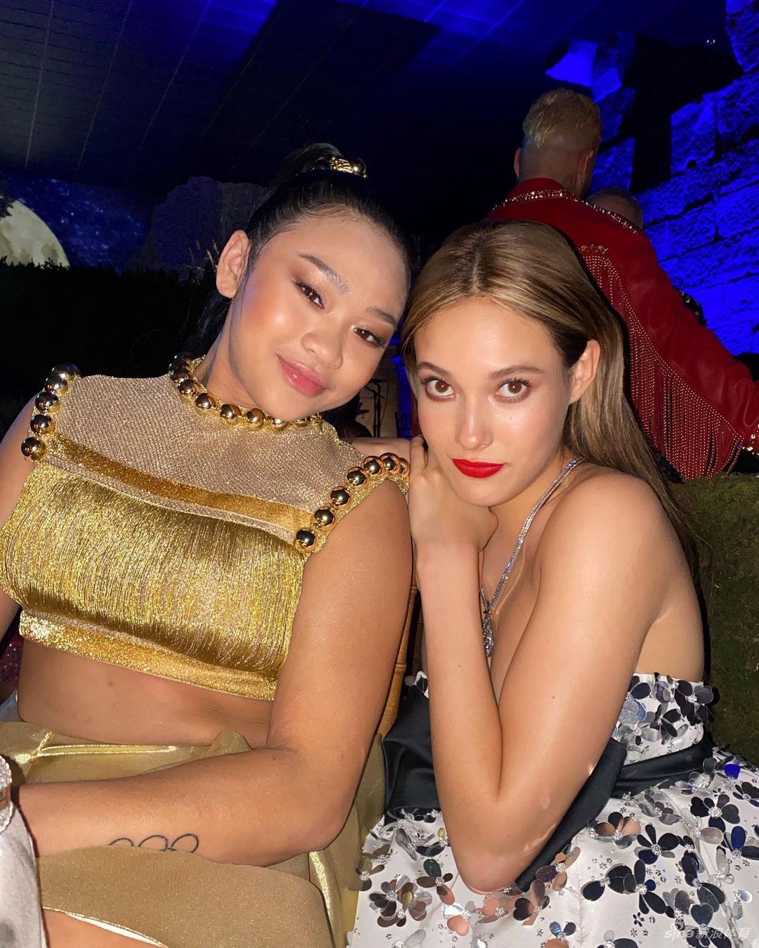 谷爱凌晒时尚庆典美照 短裙+细高跟秀美腿