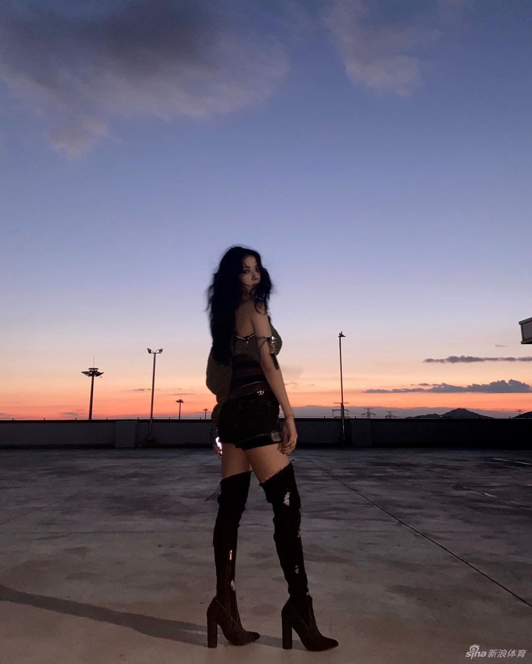 曝孙兴O正与韩女团明星热恋 戴情侣手环