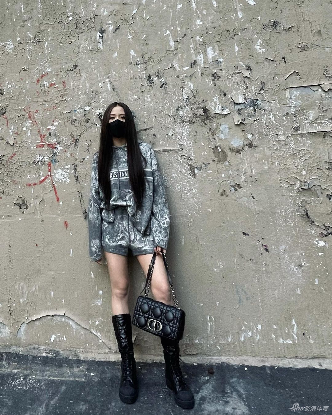 曝孙兴O正与韩女团明星热恋 戴情侣手环