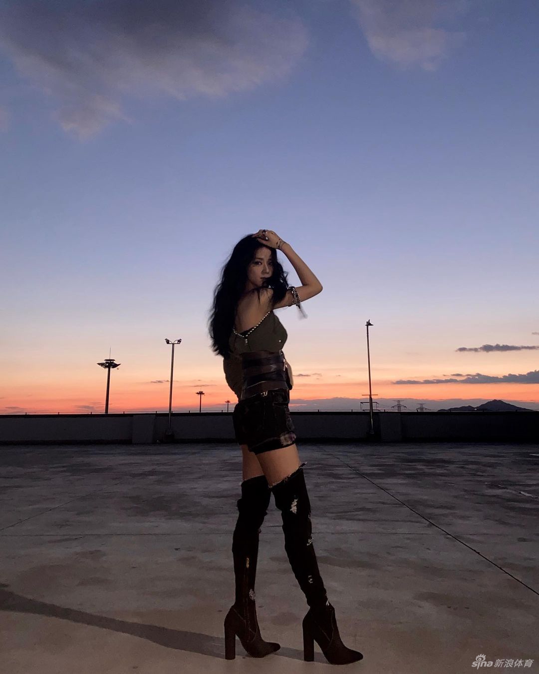 曝孙兴O正与韩女团明星热恋 戴情侣手环