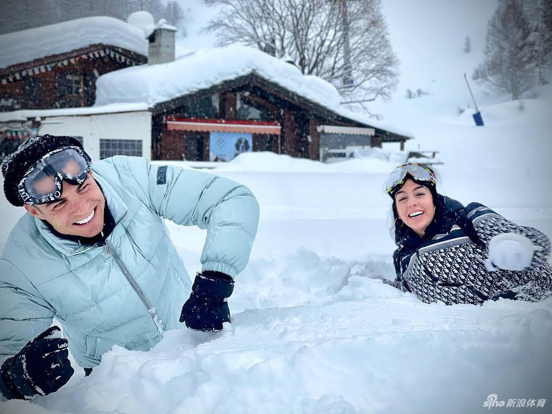 其乐融融！C罗晒出与女友度假美照