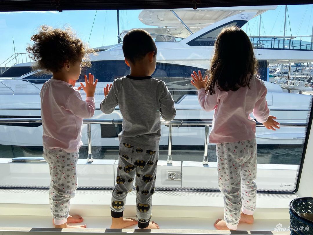 其乐融融！C罗晒出与女友度假美照