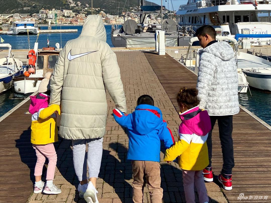 其乐融融！C罗晒出与女友度假美照