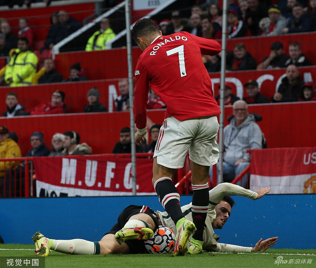 失去理智!C罗三脚踢人泄愤吃黄牌