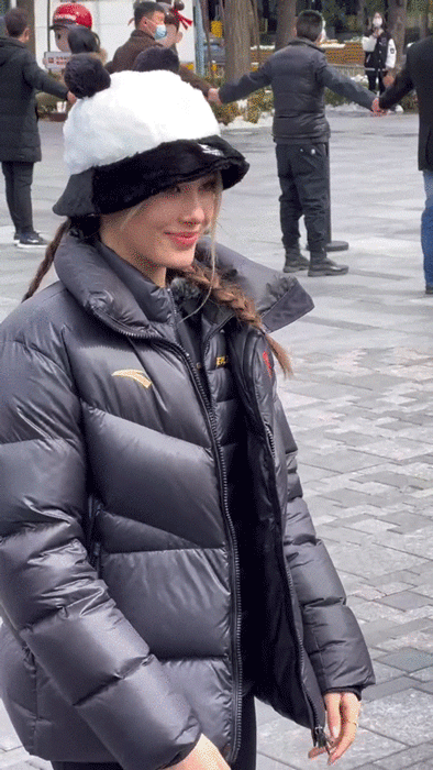 谷爱凌再次现身北京三里屯 头戴熊猫帽可爱大方