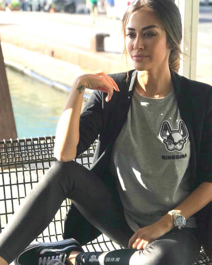 意大利名模为米兰打call 大长腿熟女风情