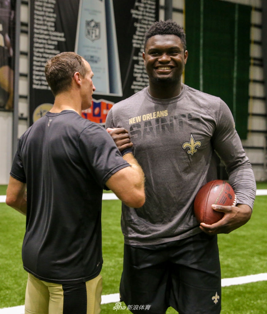 NBA状元秀锡安拜访NFL圣徒队 他打橄榄球也是一员猛将