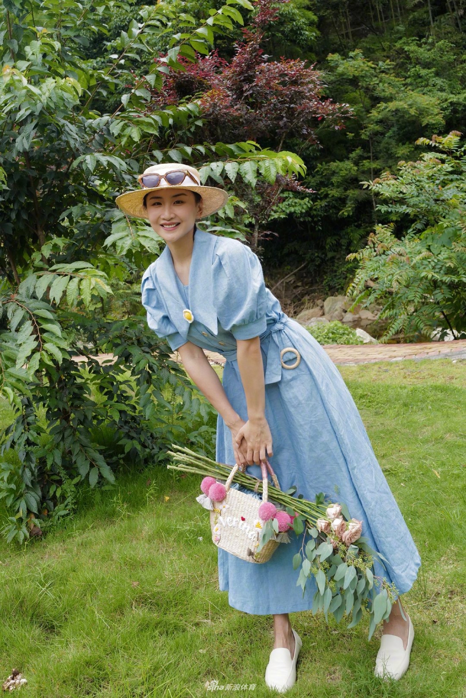 蹦床女神何雯娜与家人郊游 赤脚玩水少女感十足