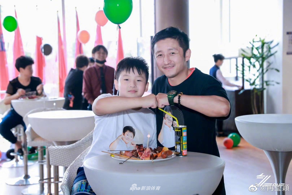 邹市明冉莹颖为儿子庆生 九岁轩轩个子长高苗条不少