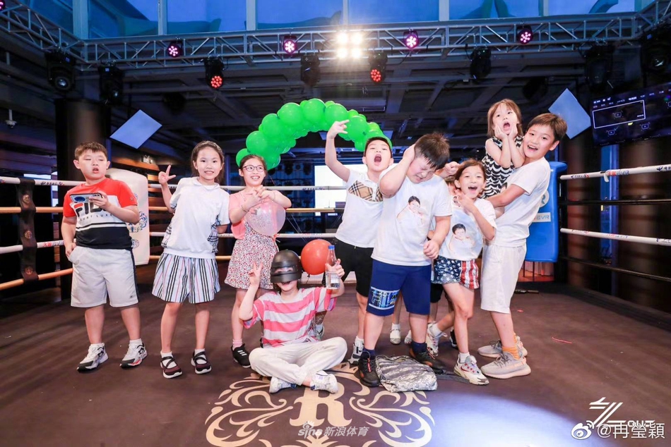 邹市明冉莹颖为儿子庆生 九岁轩轩个子长高苗条不少