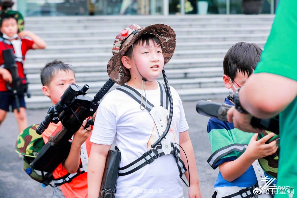 邹市明冉莹颖为儿子庆生 九岁轩轩个子长高苗条不少