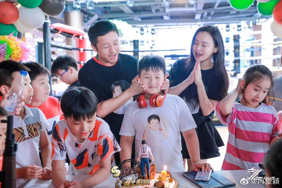 邹市明冉莹颖为儿子庆生 九岁轩轩个子长高苗条不少
