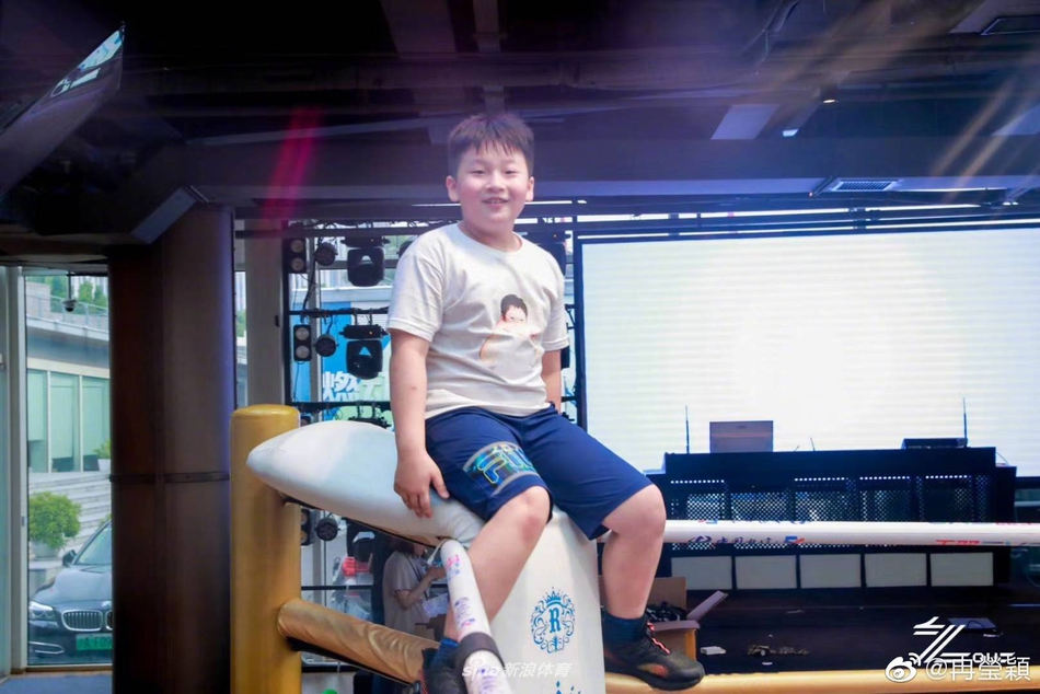 邹市明冉莹颖为儿子庆生 九岁轩轩个子长高苗条不少