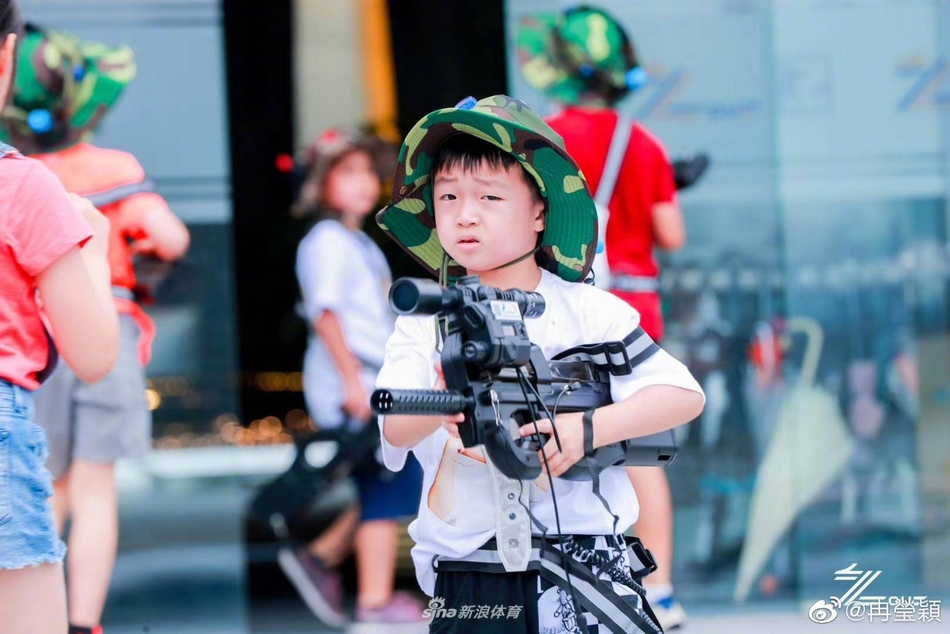 邹市明冉莹颖为儿子庆生 九岁轩轩个子长高苗条不少