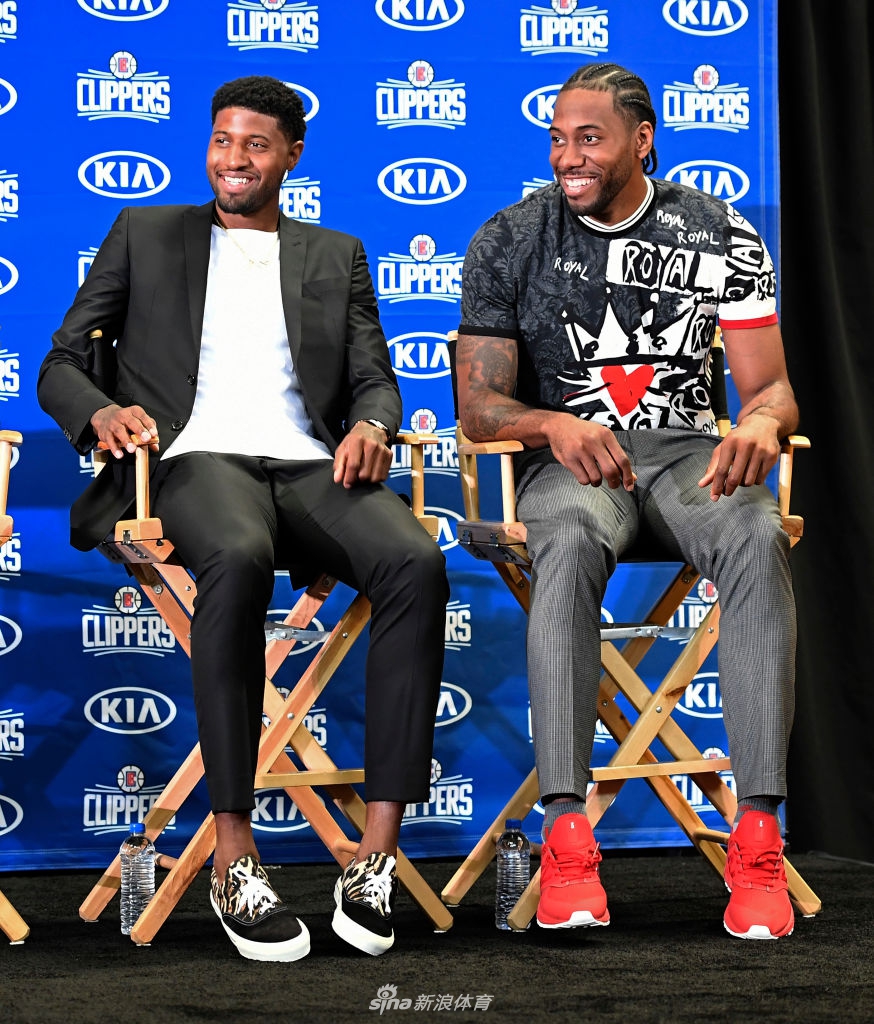 快船举行超巨欢迎发布会!卡哇伊泡椒露出灿烂笑容