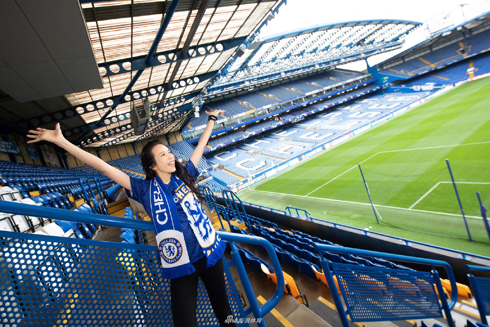 中国香港歌手莫文蔚造访切尔西 蓝军25号有点美