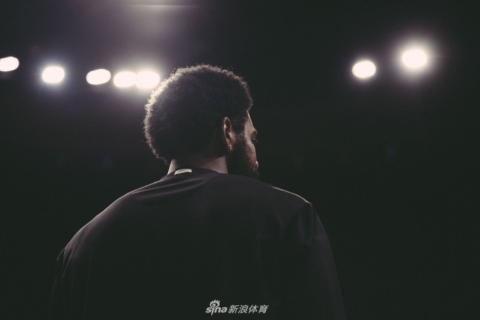 欧文晒照发文：我们会在最好的舞台相遇的