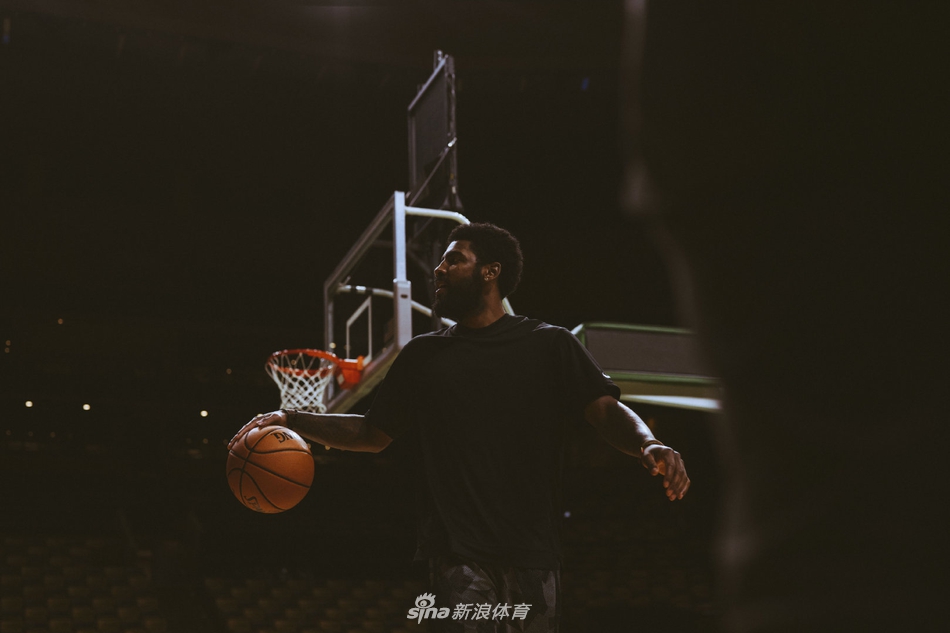 欧文晒照发文：我们会在最好的舞台相遇的