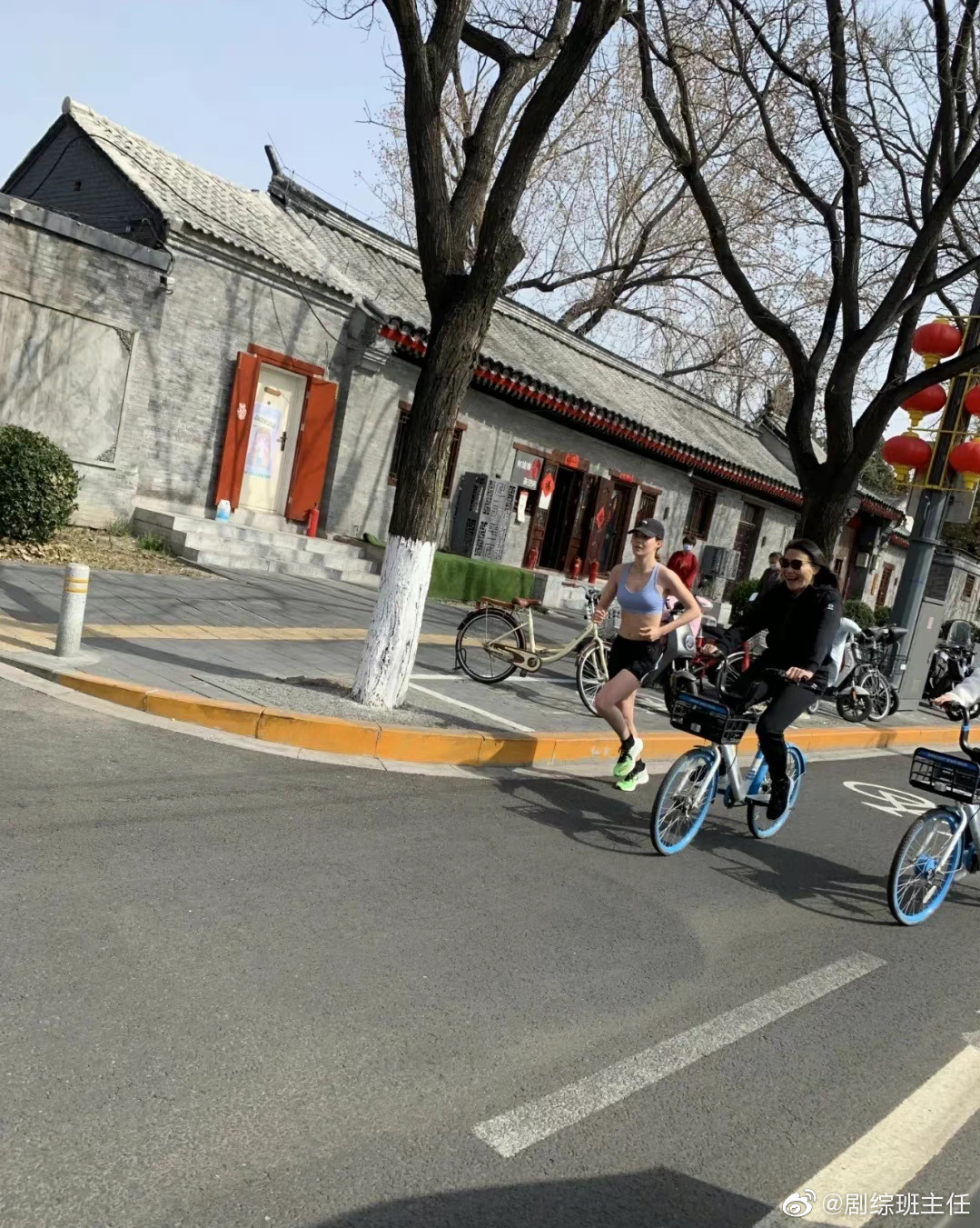 谷爱凌北京晨跑从鼓楼到三里屯 开心与粉丝合影