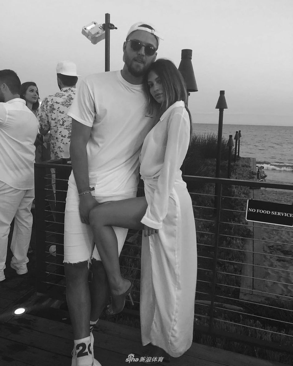 高富帅帕森斯携嫩模女友出游