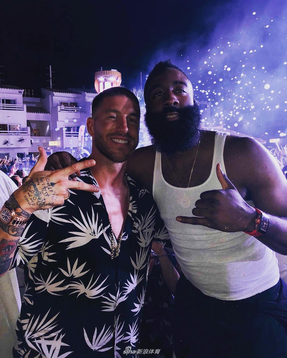 哈登出行西班牙不忘训练 合影拉莫斯