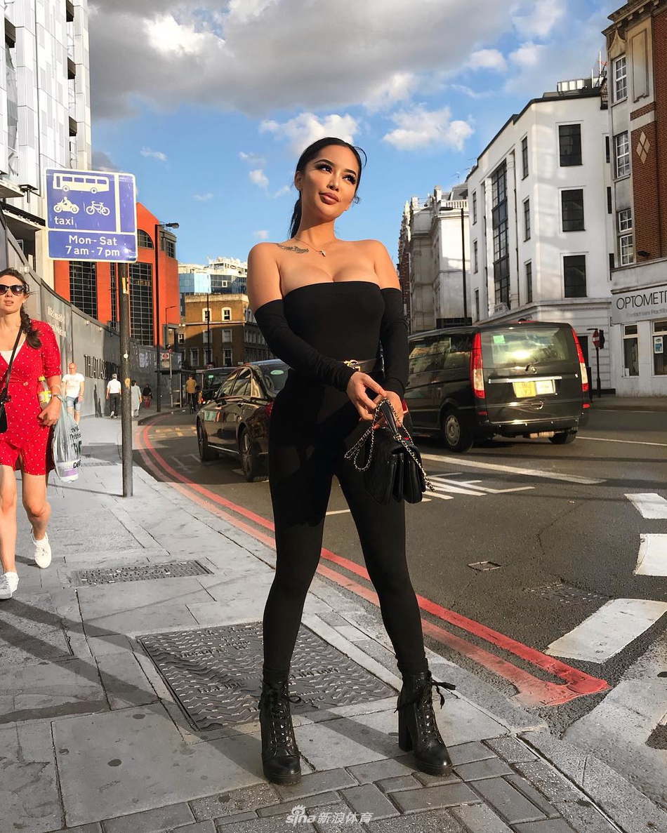 勇士性感模特女球迷私房写真