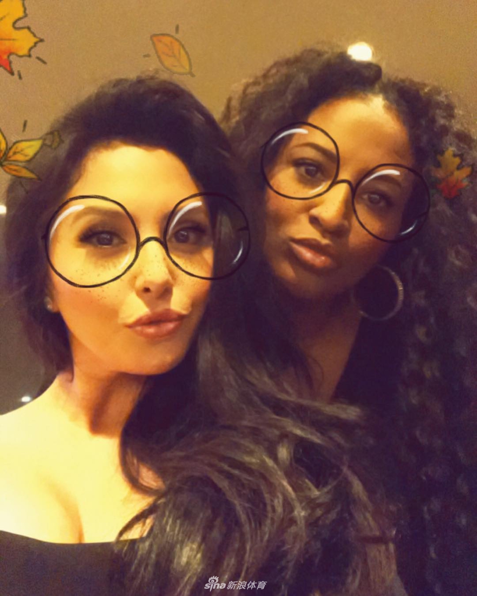 科比爱妻迷上美颜相机 疯狂自拍