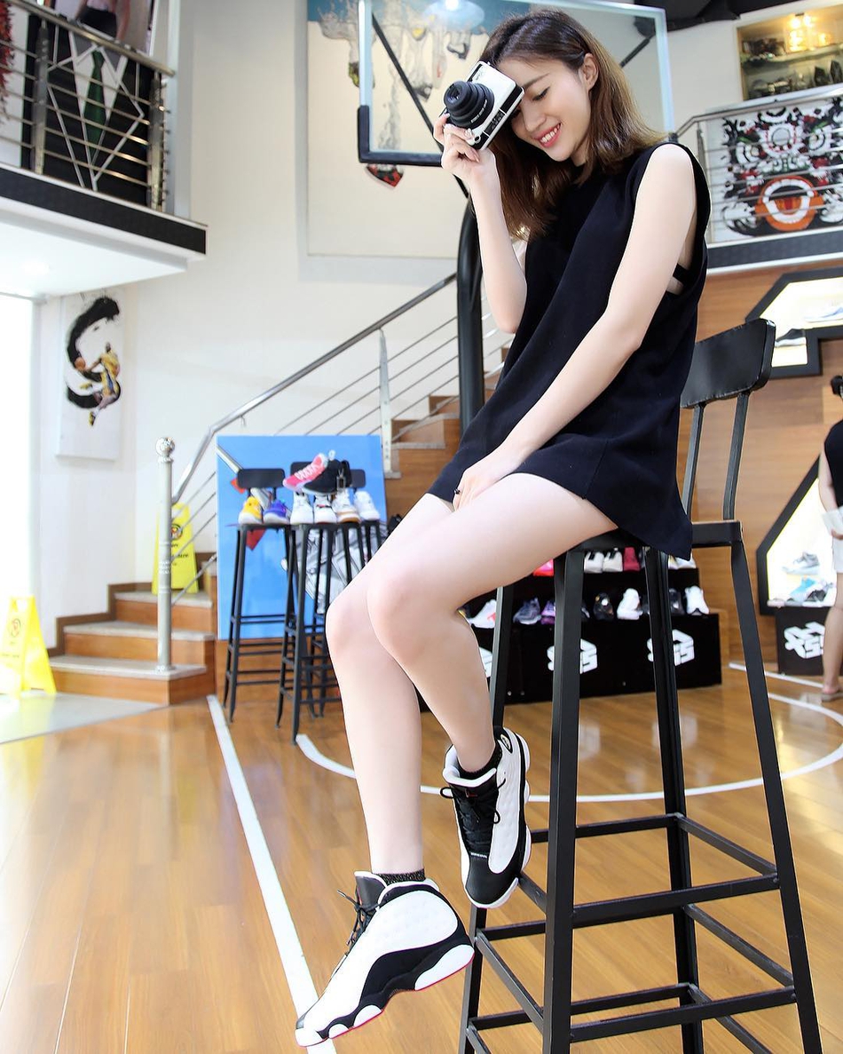 穿AJ13熊猫配色的女孩 腿美鞋更美