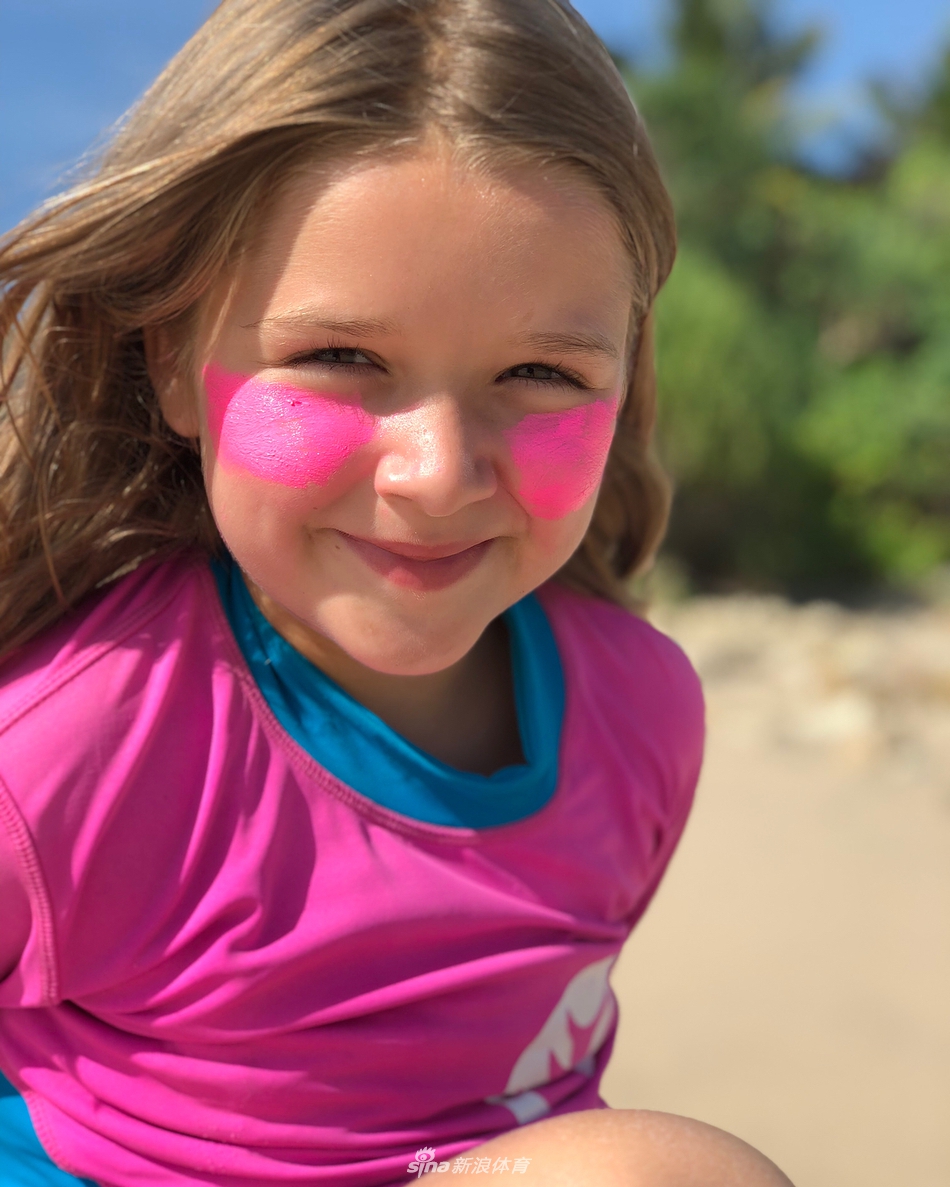 起范儿了！小七短发撞脸妈妈维多利亚