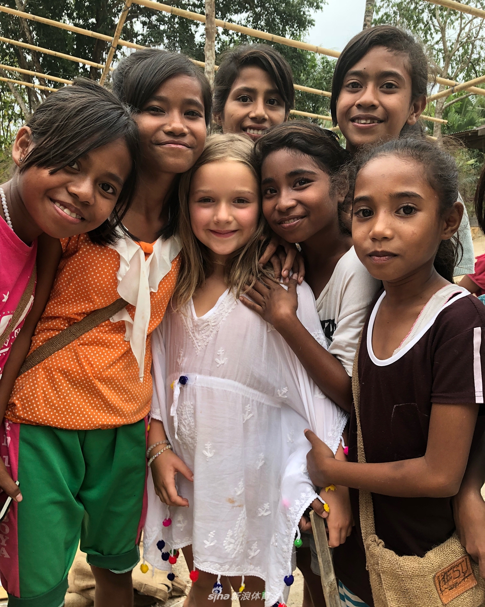 起范儿了！小七短发撞脸妈妈维多利亚