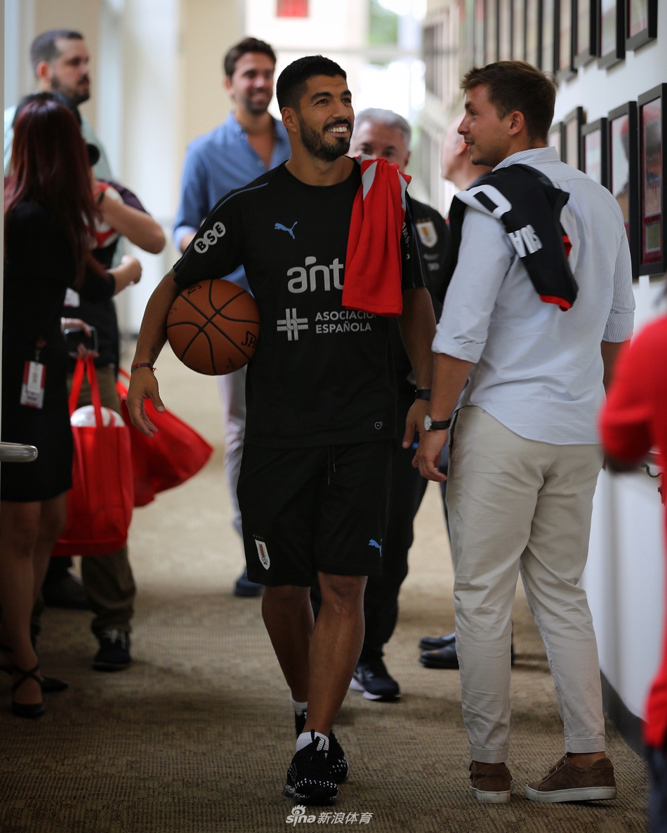 巴萨悍将苏亚雷斯造访NBA火箭队