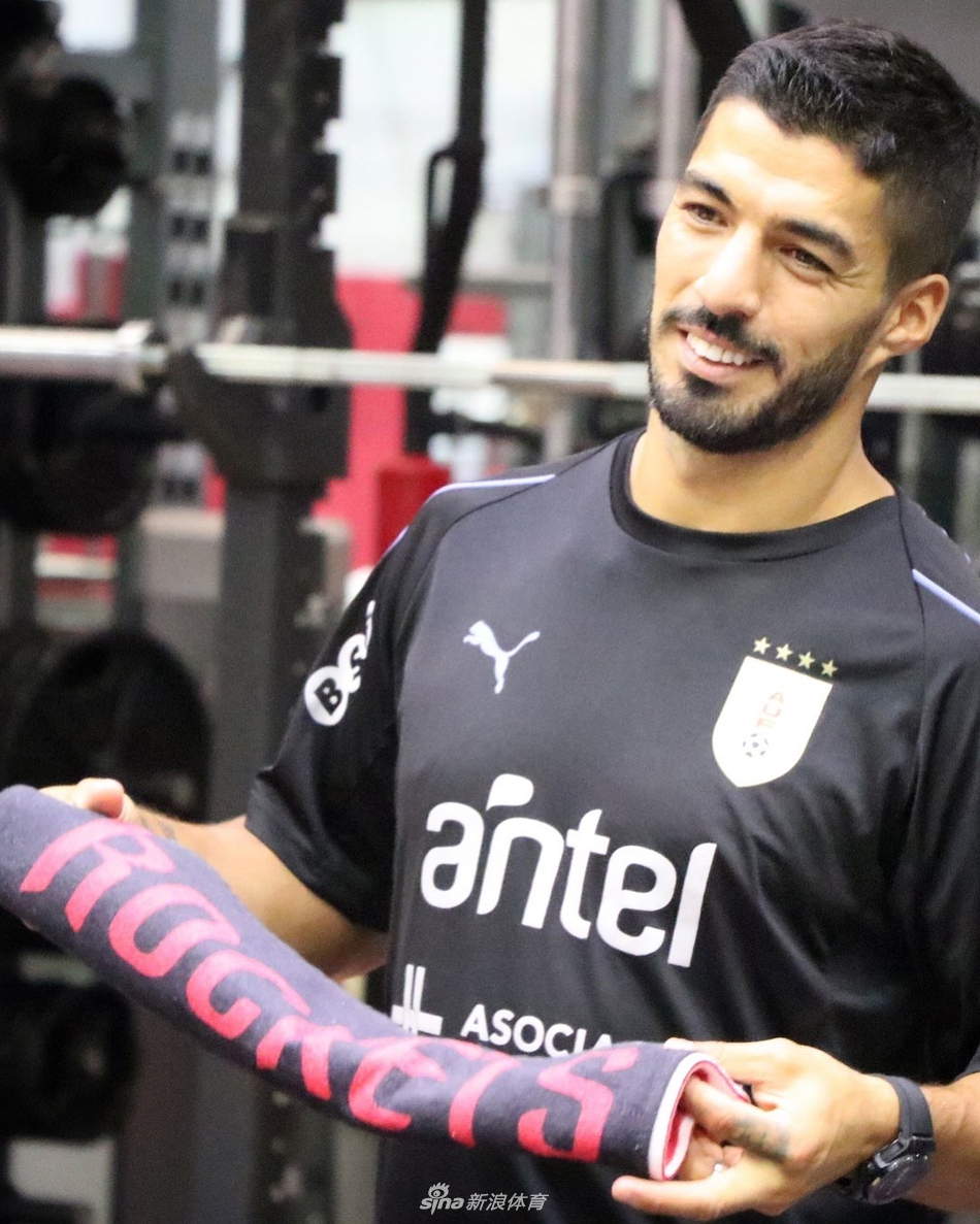 巴萨悍将苏亚雷斯造访NBA火箭队