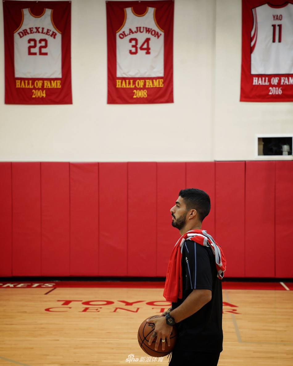 巴萨悍将苏亚雷斯造访NBA火箭队
