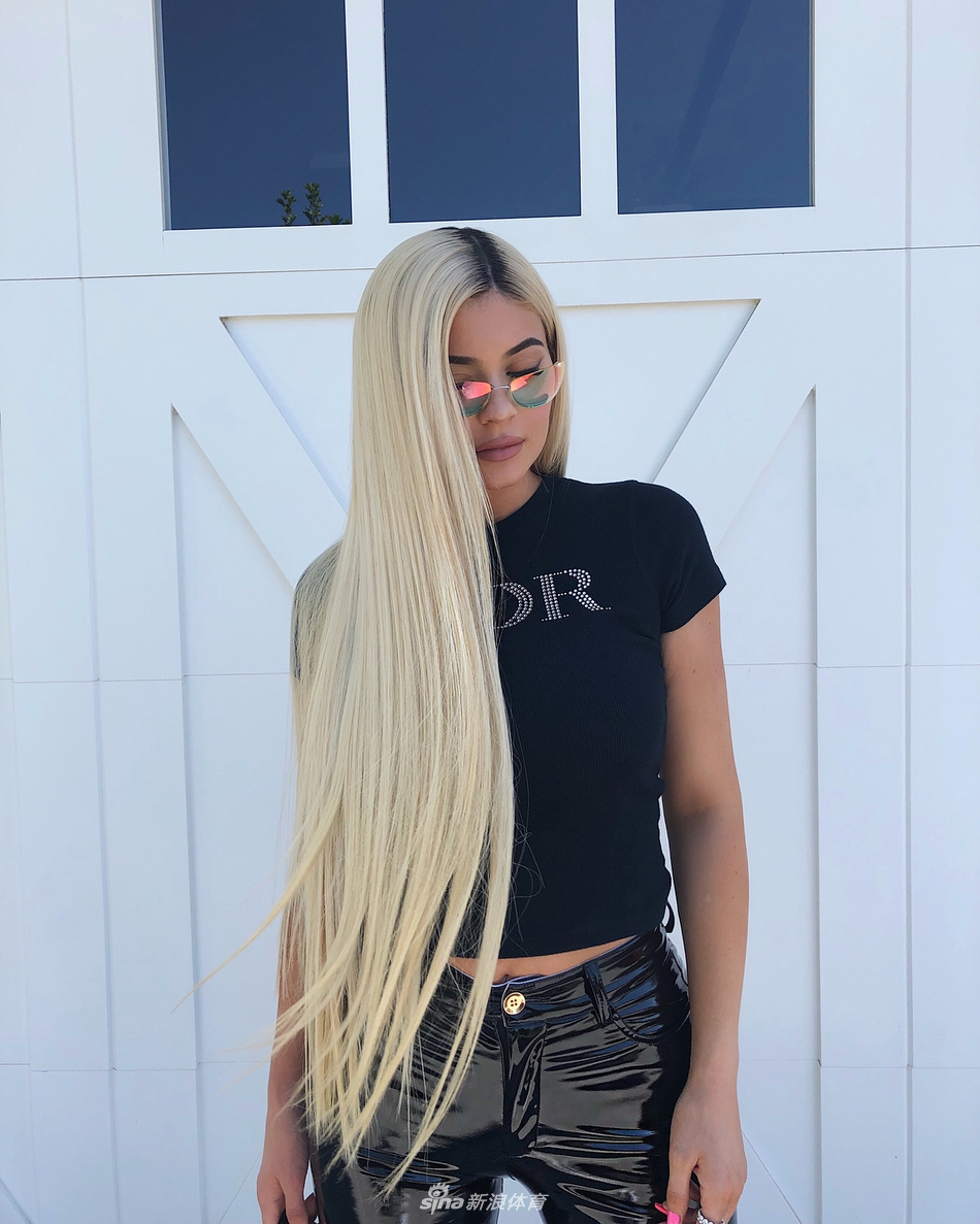 卡戴珊家族小妹杂志写真 美胸长腿吸睛