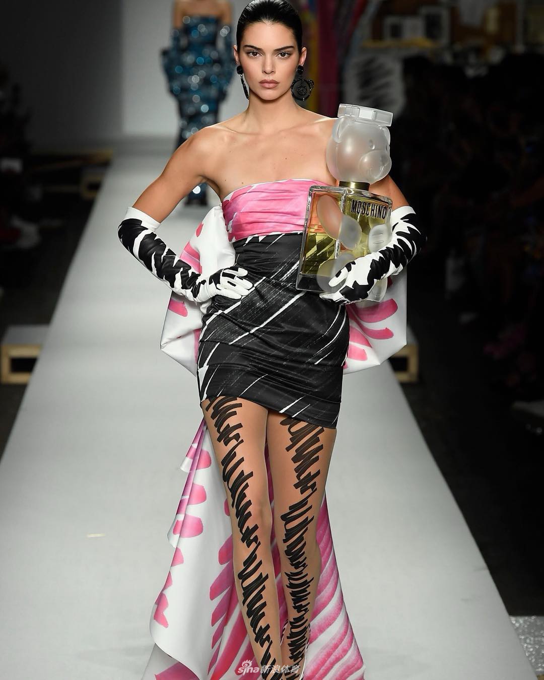 NBA新人王前女友米兰走秀 大长腿撩人