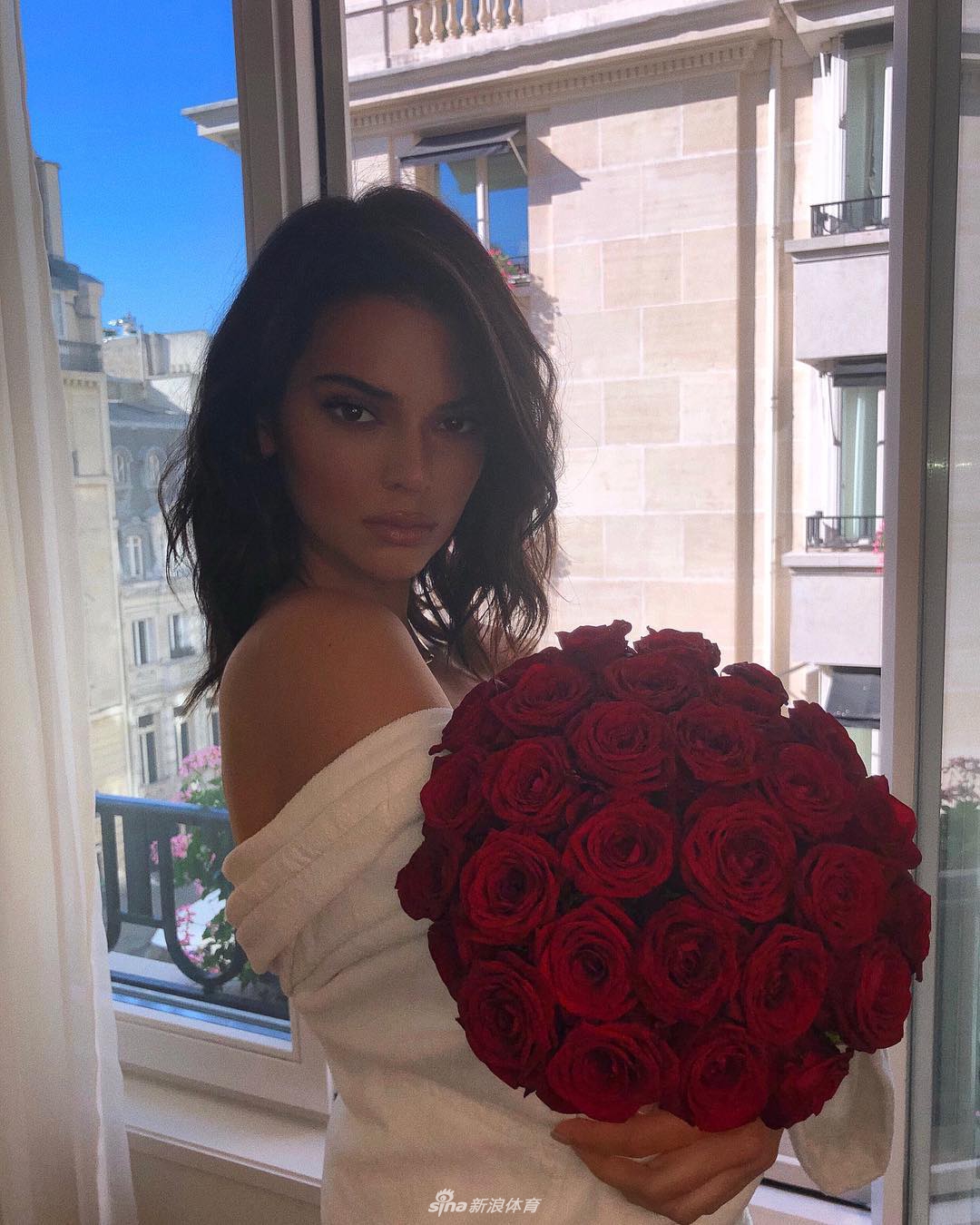 NBA新人王前女友米兰走秀 大长腿撩人