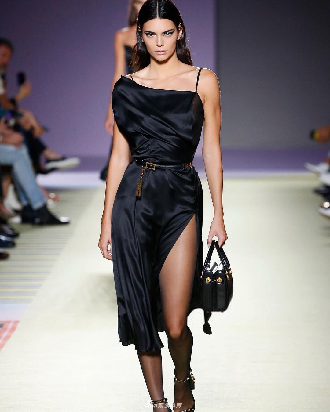 NBA新人王前女友米兰走秀 大长腿撩人