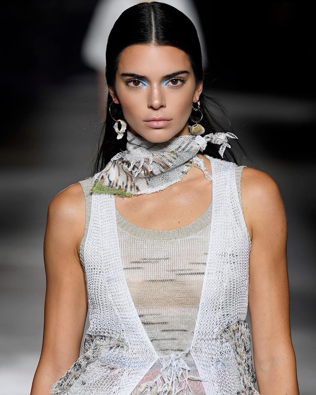 NBA新人王前女友米兰走秀 大长腿撩人